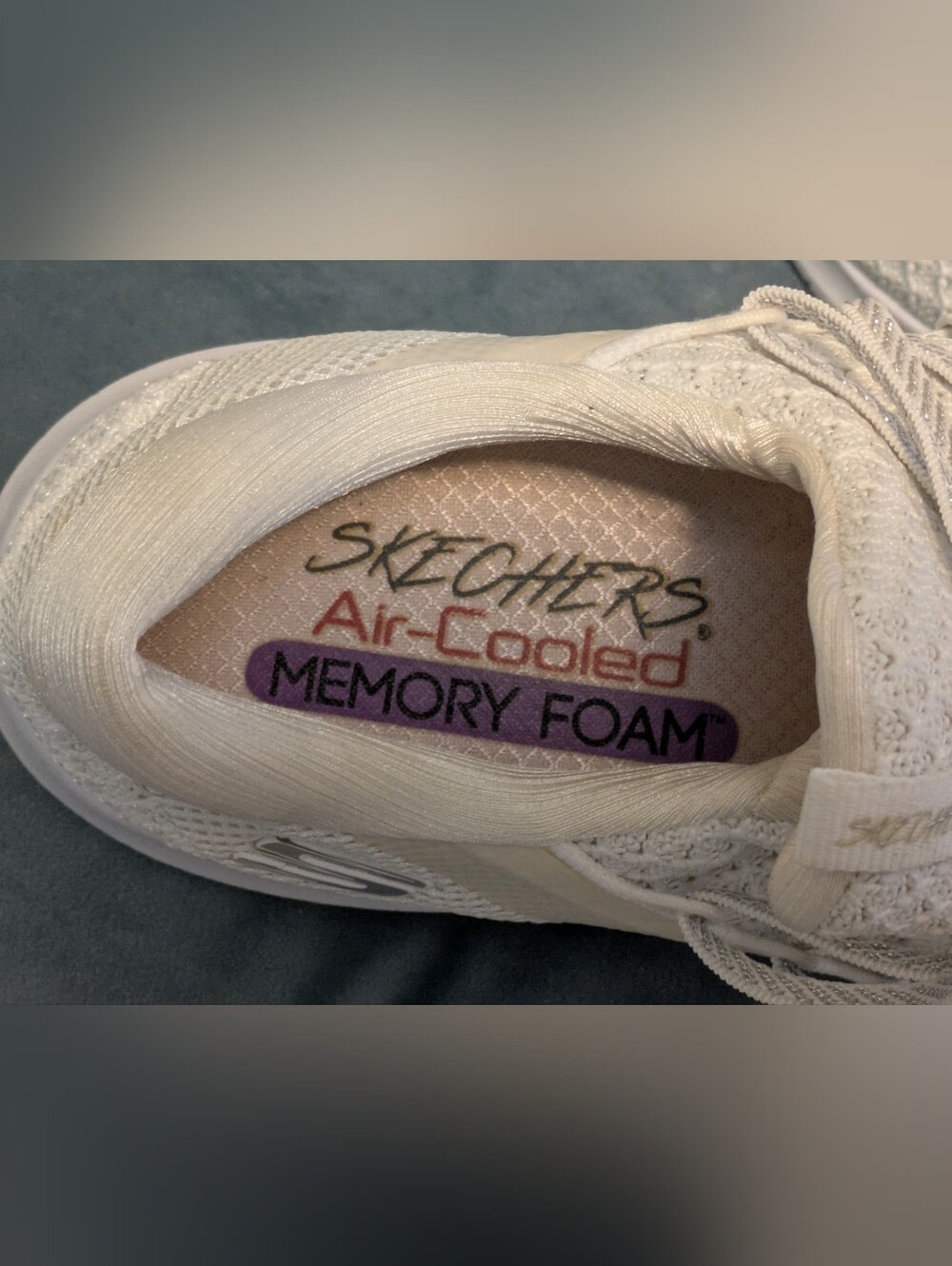 Skechers White & Cream Slip-On Sneakers. Size 8 - Picture 8 of 10